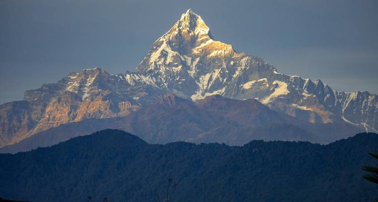 Beeindruckender Blick auf Berggipfel bei Sonnenaufgang, Annapurna-Region, Nepal.