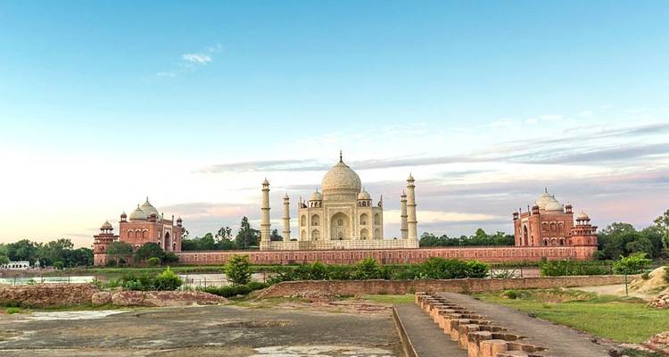 De Taj Mahal met een heldere hemel in Agra.