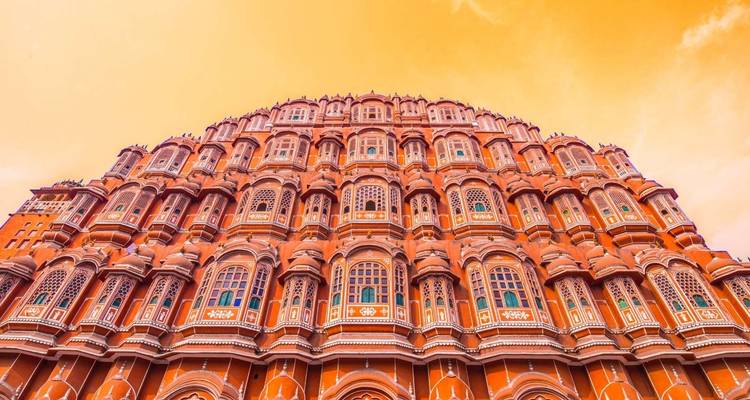 Hawa Mahal, het Paleis van de Winden, met zijn kenmerkende gevel tegen een oranje lucht.