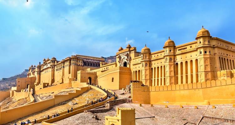 Amber Fort, een massief fort van gele zandsteen met gedetailleerde architectuur.