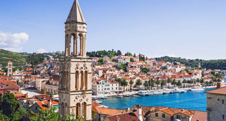 Blick auf die Insel Hvar, Kroatien mit einem markanten Glockenturm und umgebenden rotgedeckten Gebäuden.