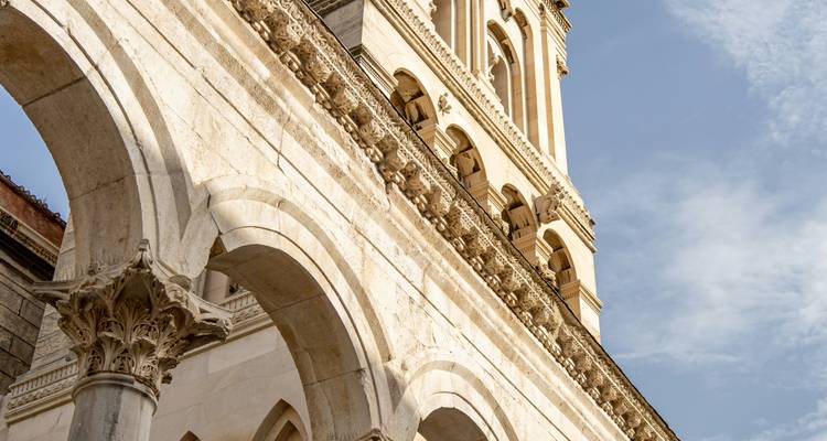 Détails d'un bâtiment orné avec des arches et des colonnes.