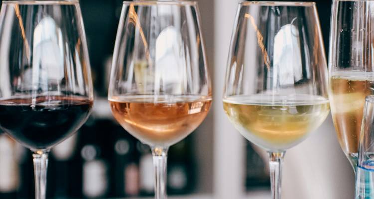 Gros plan de verres de vin avec du vin rouge, rosé et blanc.