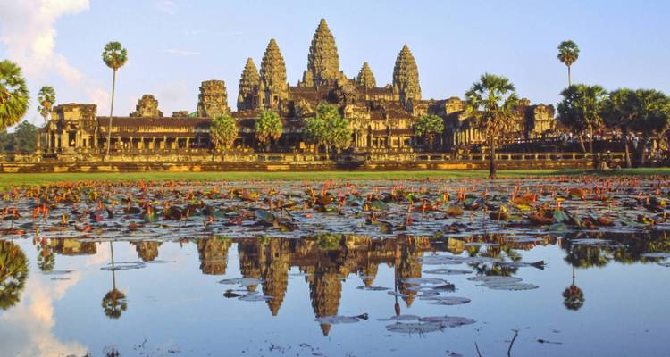 Iconische oude tempel weerspiegeld in een vijver.