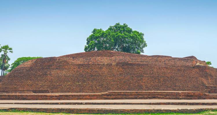 Alte Backsteinstruktur mit Bäumen im Hintergrund