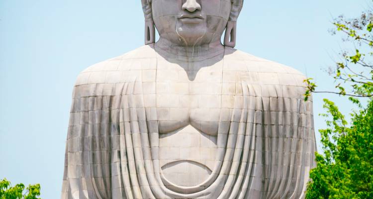Große Steinstatue von Buddha vor dem Himmel