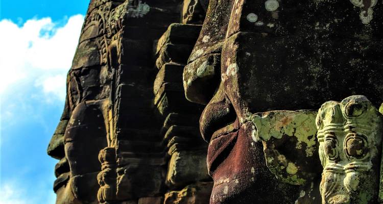 Nahaufnahme von alten Steingesichtern, Teil eines historischen Tempels.