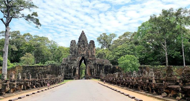 Ein großartiger Eingang zu einem antiken Tempel, umgeben von Statuen.