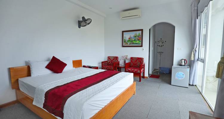 Chambre d'hôtel standard avec un lit et des touches de rouge dans la décoration.