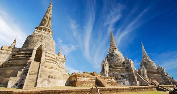 Anciennes structures de chedi sous un ciel bleu éclatant.