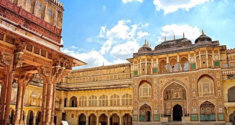 Erfgoedlocatie met sierlijke architectuur en mensen.