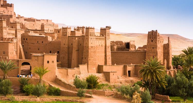 Gros plan d'une forteresse traditionnelle en argile.