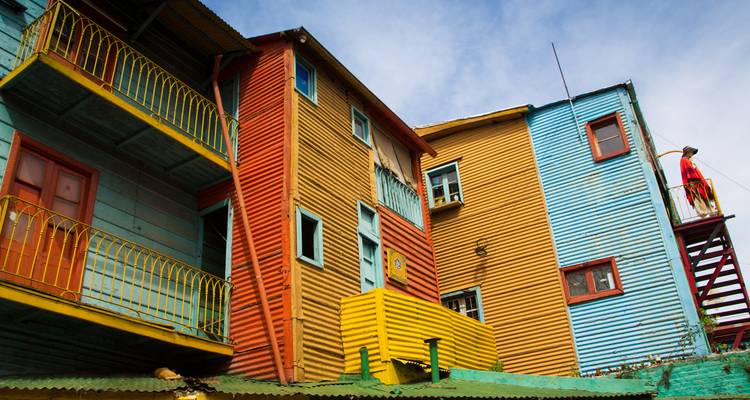 Edificios coloridos en el barrio de La Boca de Buenos Aires.