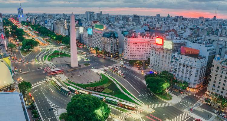 Vista aérea del Obelisco y la intersección concurrida en Buenos Aires.