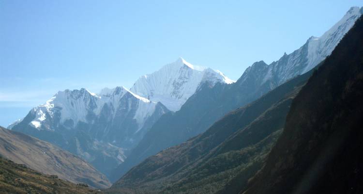 Majestueus berglandschap met met sneeuw bedekte toppen onder heldere hemel.