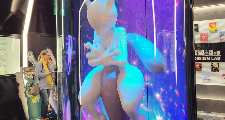 Große Skulptur einer bekannten fiktiven Figur in einem Gebäude.