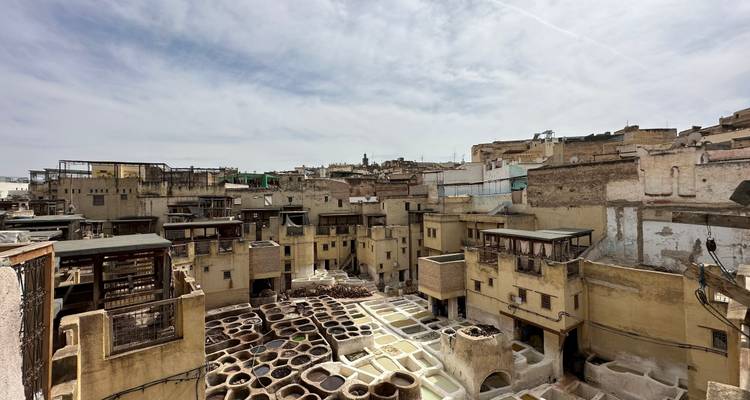Ein Blick über die Dächer einer alten Stadt, die für ihre Gerbereien bekannt ist.