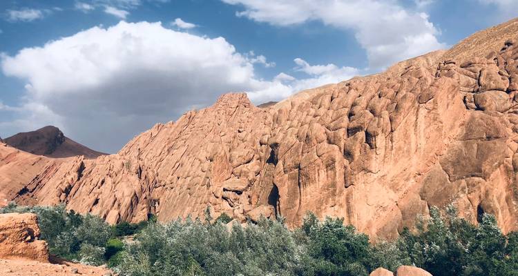 Rotsachtig landschap met scherpe kliffen en schaarse vegetatie.