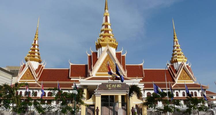 Traditioneel sierlijk gebouw met gouden torenspitsen onder een heldere hemel.