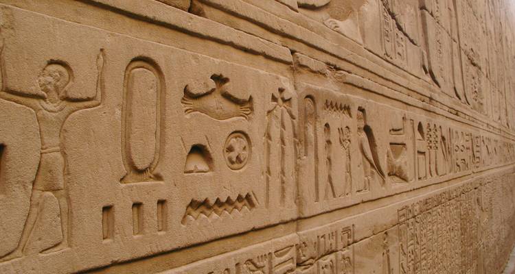Ägyptische Hieroglyphen, die in eine Wand eingraviert sind.