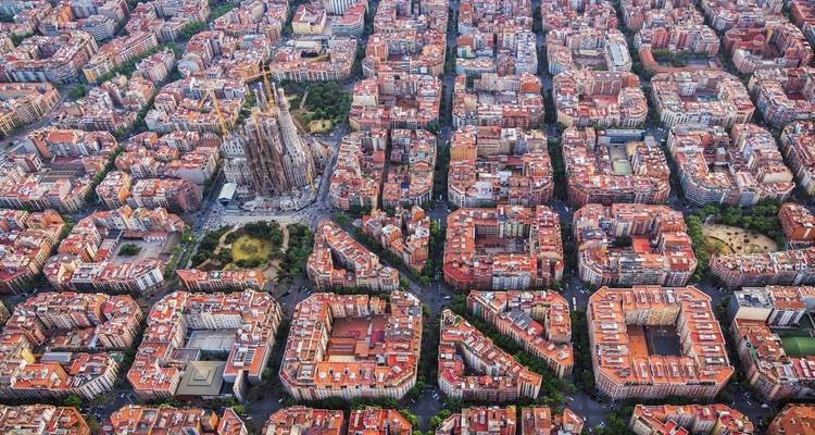 Spectaculair luchtmozaïek van Barcelona's Eixample-district gecentreerd rond de Sagrada Família-basiliek.