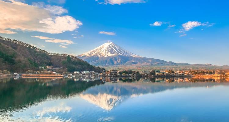Mount Fuji spiegelt sich in einem See bei klarem Himmel.