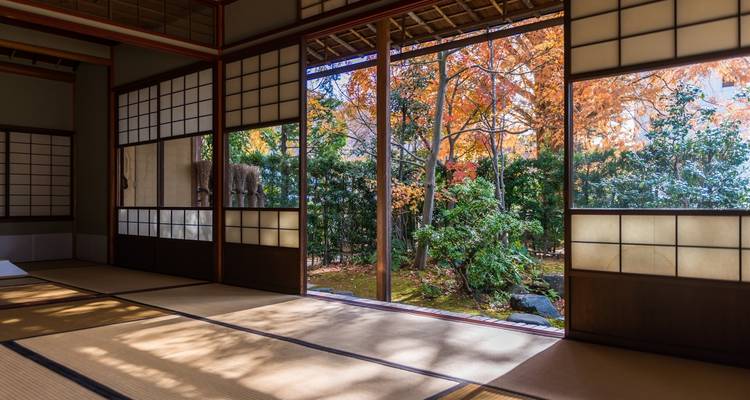 Traditionelles japanisches Tatami-Zimmer mit geöffnetem Shoji und Blick auf den Garten.