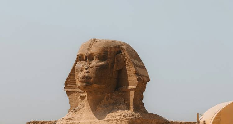 Image en gros plan du Sphinx avec un ciel dégagé en arrière-plan.