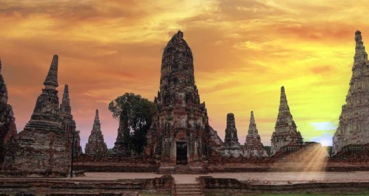 Vue du coucher de soleil sur les ruines d'un temple historique avec un ciel dramatique.