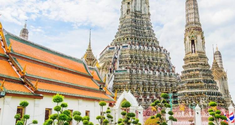 Complexe de temples avec des stupas complexes et des jardins entretenus.