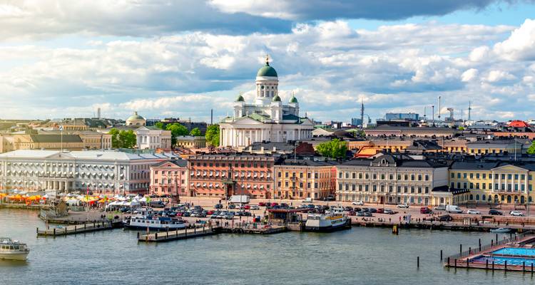 Malerische Aussicht auf Helsinki mit seinen Wahrzeichen und der Uferpromenade.
