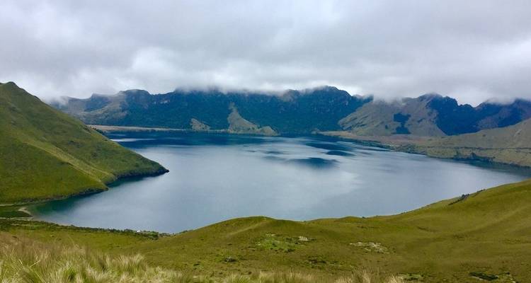 Weite Sicht auf einen von Bergen umgebenen See.