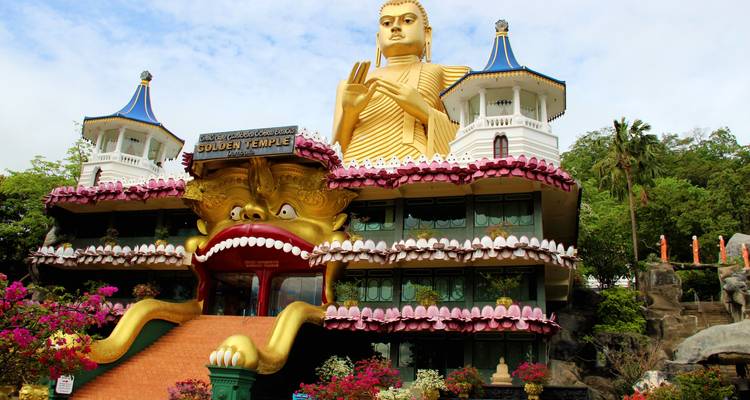 Dambulla Gouden Tempel met een gigantisch Boeddhabeeld.