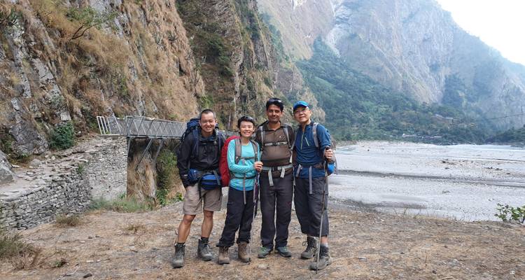 Groep wandelaars die poseren op een bergpad.