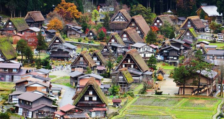 Traditionelles Dorf mit Strohdächern im Herbst.