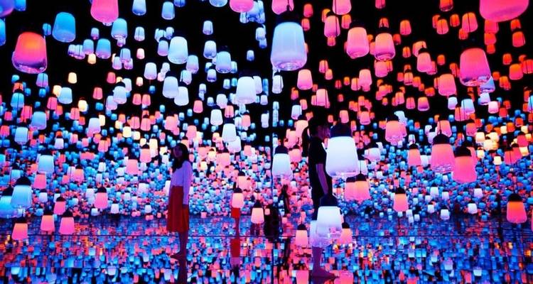 Farbenfrohe Lichtinstallation in einer Innenausstellung.