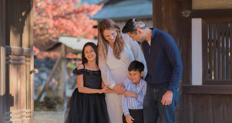 Familie steht in einem traditionellen japanischen Garten.