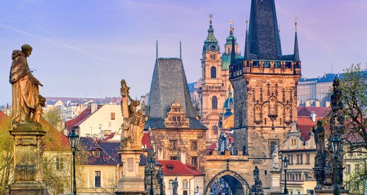Historische Stadt mit Statuen und architektonischen Wahrzeichen.