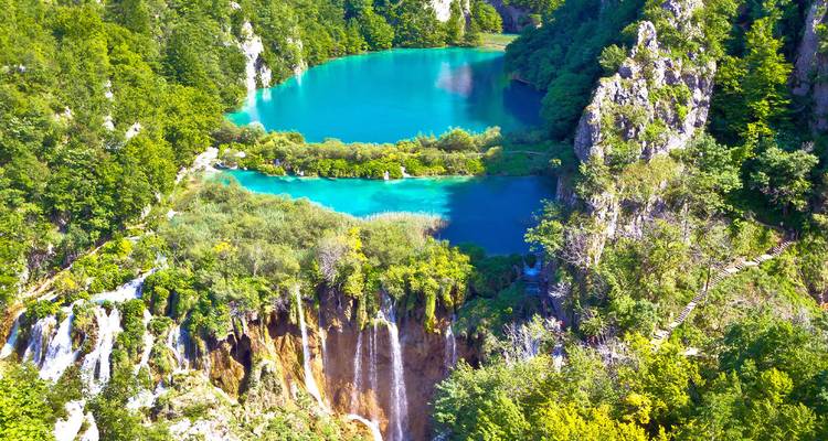 Los lagos turquesas y las cascadas se encuentran entre los bosques exuberantes del Parque Nacional de los Lagos de Plitvice.