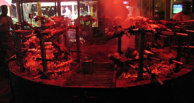 Voedsel roosteren boven een vuurkuil 's nachts.