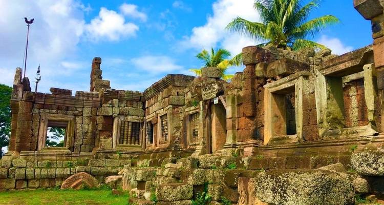 Ruïnes van een oud stenen gebouw onder een heldere blauwe hemel.