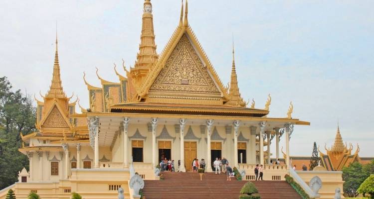 Mensen die een grote, sierlijke tempel binnengaan.