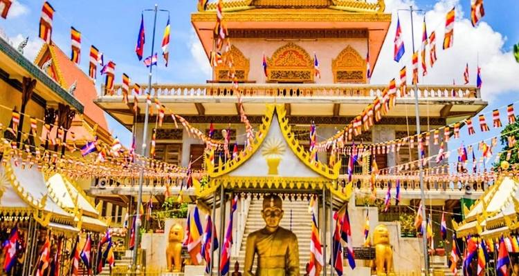 Decoratieve tempel met kleurrijke vlaggen en beelden.