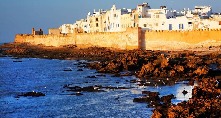 Essaouiras Küstenlinie mit historischer Architektur entlang des Meeres.