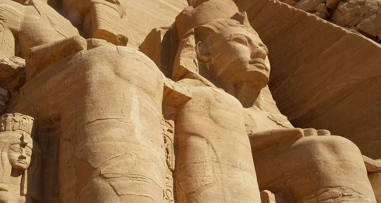 Primer plano de estatuas del antiguo Egipto en la fachada de un templo.
