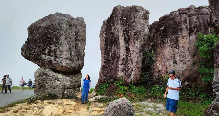 Menschen erkunden große Felsformationen.