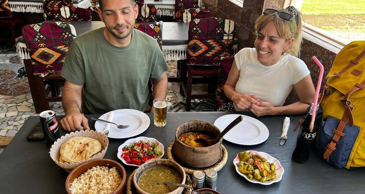 Dos comensales disfrutan de una variedad de platos tradicionales egipcios en la mesa de un restaurante local.