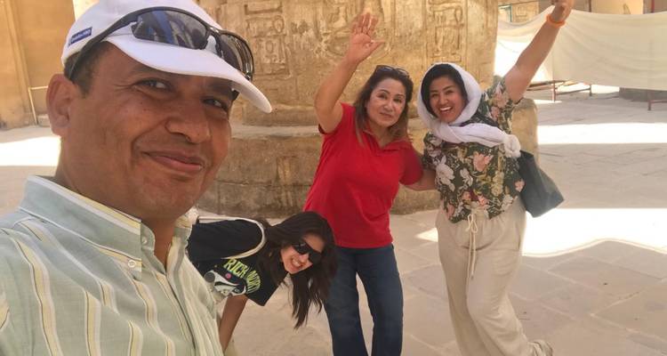 Duplicado selfie energético de cuatro amigos en un patio de templo capturado momentos después.