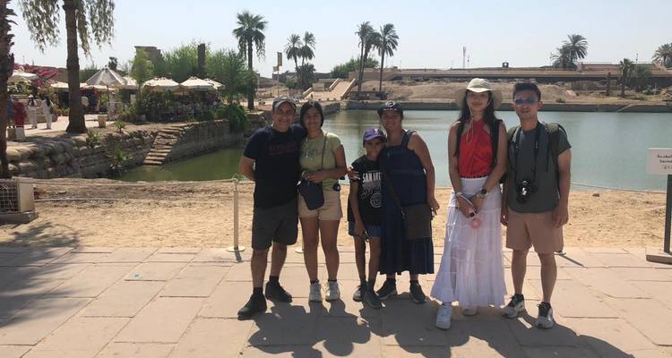 Foto grupal similar junto al lago dentro del Templo de Karnak con cambios sutiles de posición.
