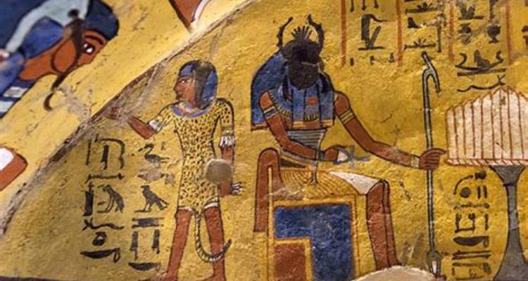 Oud-Egyptische muurschildering met figuren en hiërogliefen.